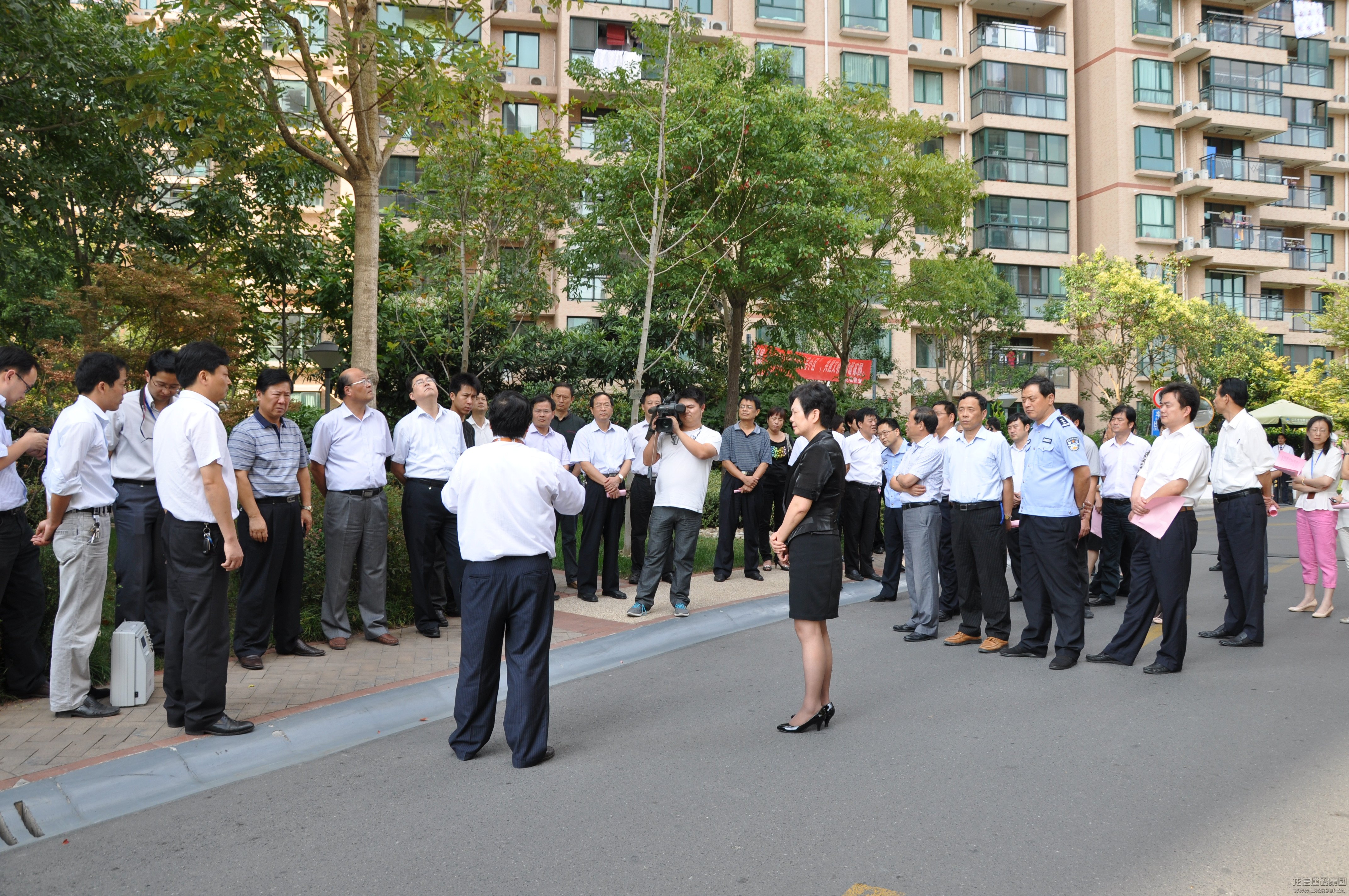 人大副主任肖振时等向导到海门《运杰·龙馨园》小区旅行智能化系统_优惠活动办理大厅有限公司-衡宇修建工程总承包|全装修品牌向导者|国家住宅工业化基地