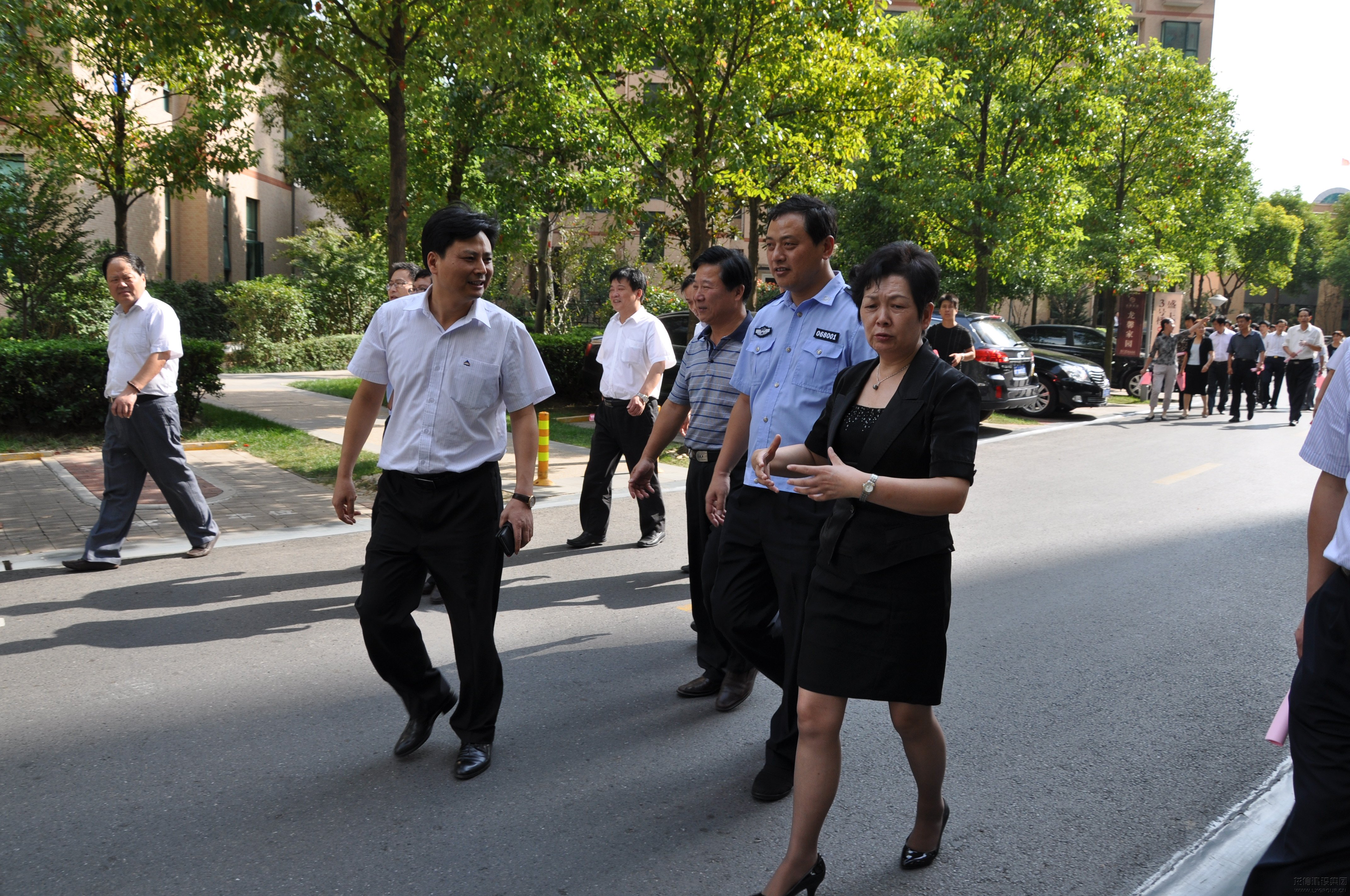 人大副主任肖振时等向导到海门《运杰·龙馨园》小区旅行智能化系统_优惠活动办理大厅有限公司-衡宇修建工程总承包|全装修品牌向导者|国家住宅工业化基地