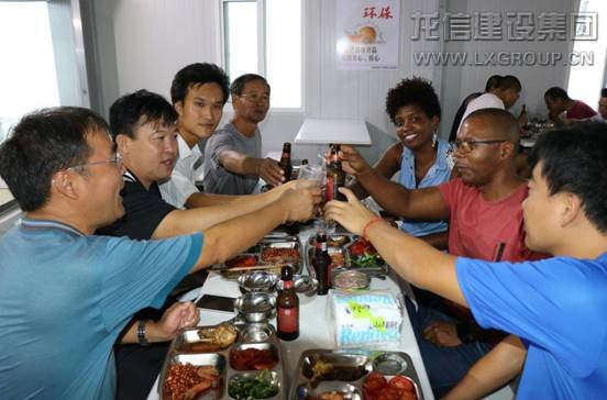 驻佛使馆向导中秋佳节慰问我项目一线员工_优惠活动办理大厅有限公司-衡宇修建工程总承包|全装修品牌向导者|国家住宅工业化基地